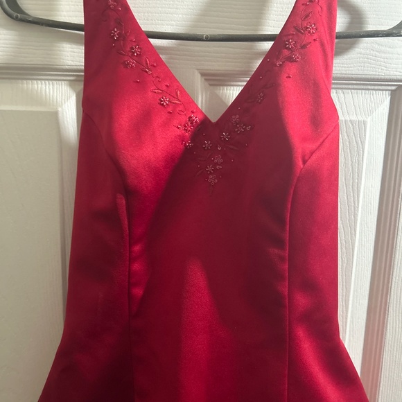 82) red David’s bridal V cut halter neck formal dress size 4 - Picture 2 of 3
